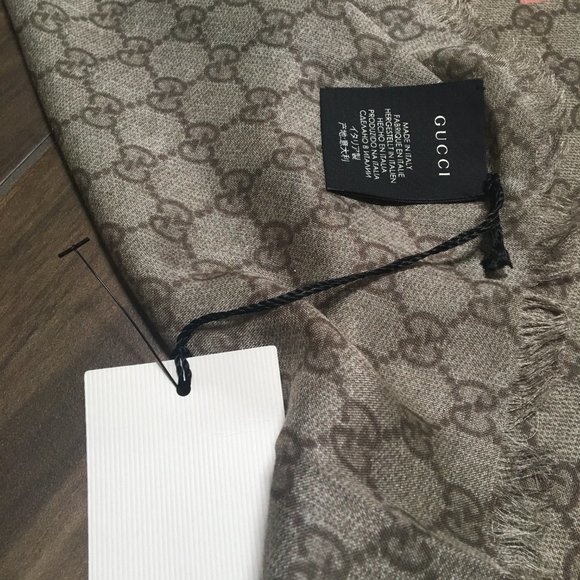Gucci Scarf/Wrap - Picture 3 of 14